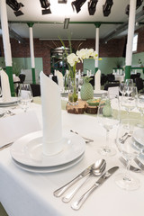 Festliche Tischdekoration für eine Hochzeitsfeier