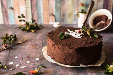 torta vegana al cioccolato e cocco; immagine orizzontale
