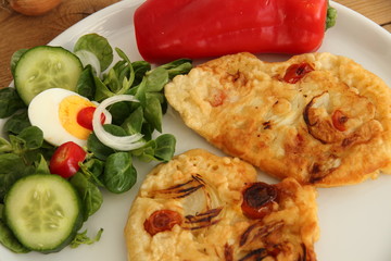 Bunter Salat mit Pfannkuchen