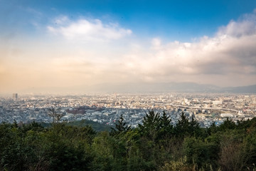 Obraz premium Panoramic view of Kyoto City from viewpoint in Mount Inari, Fushimi Inari Shrine