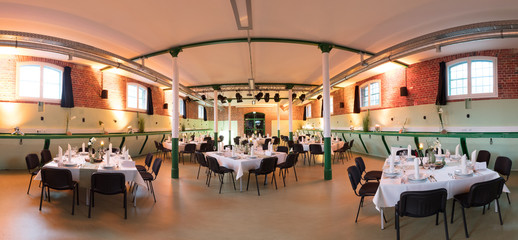 Festliche Tischdekoration für eine Hochzeitsfeier