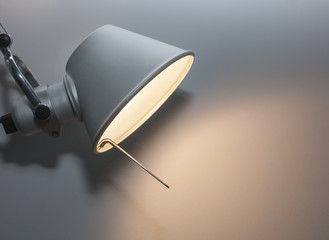 настенный светильник с включенной лампочкой