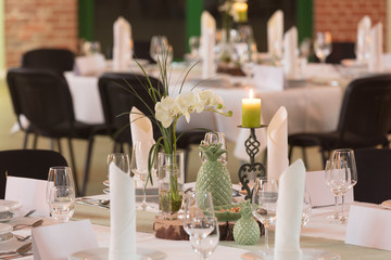 Festliche Tischdekoration für eine Hochzeitsfeier