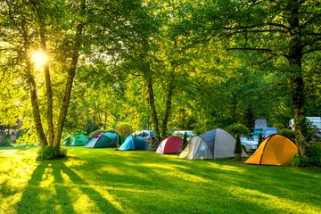 Vlies Fototapete Camping Zelte Campingplatz, frühmorgens mit Sonnenschein