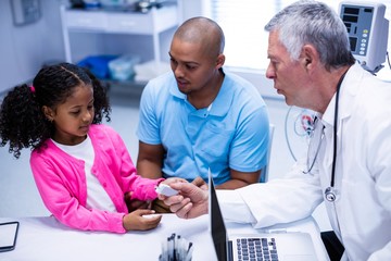 Obraz premium Doctor checking patient sugar level