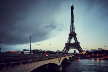 Tour Eiffel dal ponte con nuvole minacciose