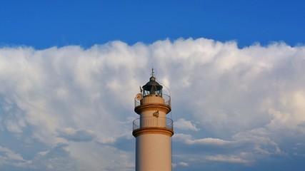 Faro sobre fondo de nubes