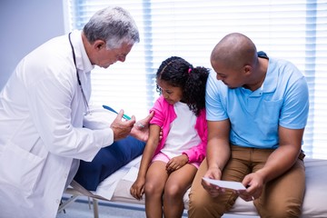 Obraz premium Doctor giving an injection to the patient