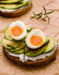 avocado and egg sandwich