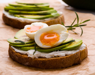 avocado and egg sandwich