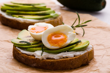 avocado and egg sandwich