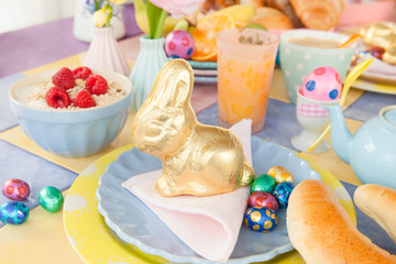 Tisch gedeckt fuer das Oster Fruehstueck