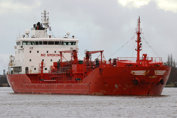 Roter Tanker im Stadtkanal