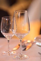 Festliche Tischdekoration für eine Hochzeitsfeier