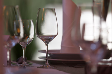 Festliche Tischdekoration für eine Hochzeitsfeier