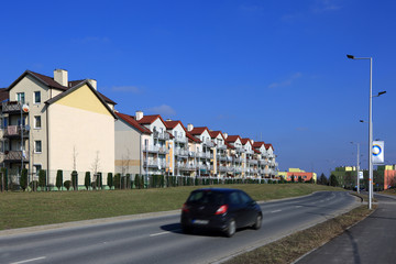 Fragment luksusowego apartamentowca, domu, bloku mieszkalnego, droga dojazdowa. © Stanisław Błachowicz