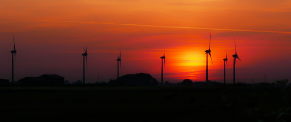 Windenergieanlagen im Sonnenuntergang
