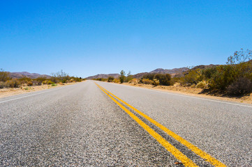 Strasse in USA mit gelber Linie 