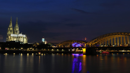 Obraz premium Panorama Rheinufer mit Rheinbrücke und Kölner Dom