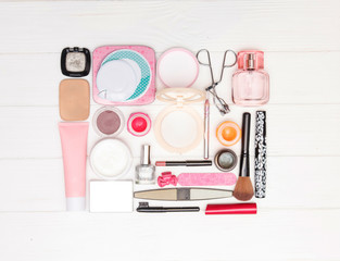 Naklejka premium makeup cosmetics and brushes is lined in the form of a square
