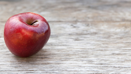 pomme sur fond de bois