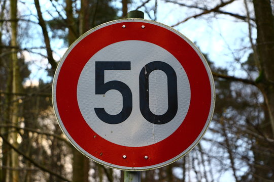 Achtung, maximal Tempo 50