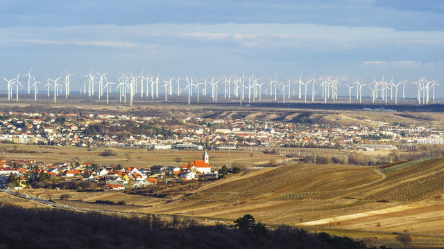Windpark in Neusiedl am See im Vordergrund die Ortschaft Jois