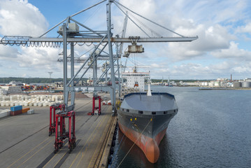 Containerschiff in Aarhus, D&auml;nemark