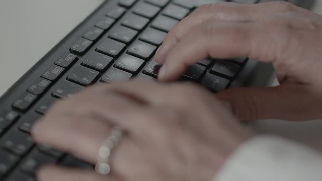 Frau schreibt an einer Tastatur in einem B&uuml;ro mit dem Zehn-Finger-System