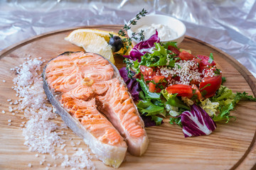 piece of salmon with lemon and vegetables