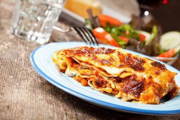 frische Lasagne auf einem blauen Teller