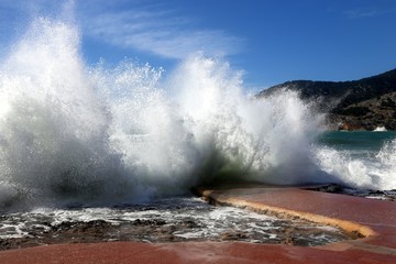 Wildes Mittelmeer in Bucht vor Camp del Mar, Andratx Mallorca