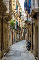 Fototapeta premium Alley on the Ortygia isle - old town of Syracuse on Sicily island, Italy