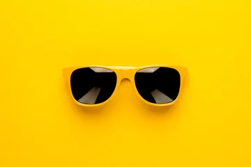 Studioaufnahme einer gelben Sonnenbrille. Sommer kommt Konzept © Ruslan Grumble