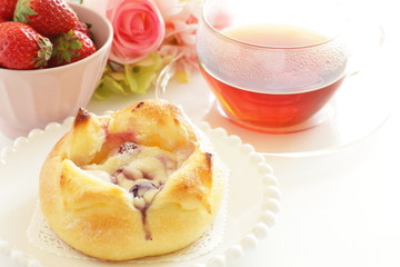 bread and strawberry