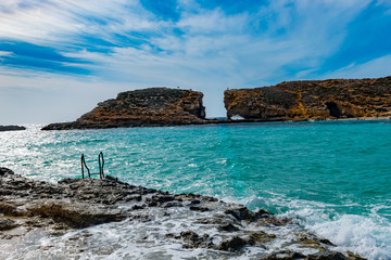 Fototapeta na wymiar malerische Bucht Mittelmeer blaue Lagune Comino Insel Malta Gozo