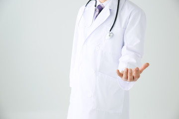 片手でなにかを持ち上げる医師