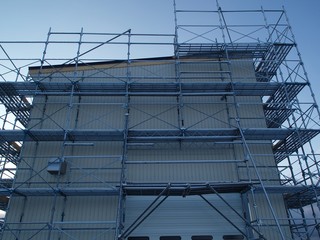 建築途中の倉庫と足場