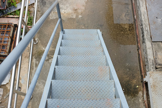 Diamond metal plate staircase