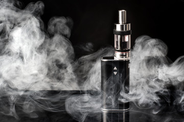 E-Zigarette mit Dampf schwarzer Hintergrund
