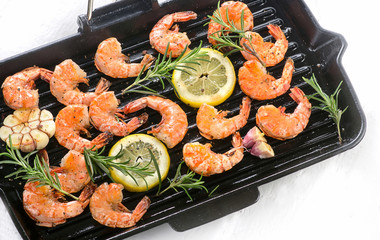 Shrimps roasted on grill pan with lemon slices