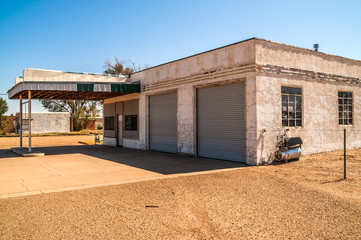 Fototapeta na wymiar Former Auto Repair Shop on Route 66 