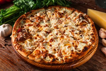 Fotobehang Pizzeria Verse en lekkere Italiaanse pizza in plakjes gesneden op rustieke houten tafel. Restaurantmenu foto.