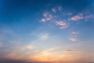 Ciel dramatique coloré avec des nuages au coucher du soleil. Ciel avec fond de soleil.