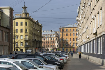 Fototapeta na wymiar street Sunny day, parked cars, people, buildings, architecture, Saint Petersburg