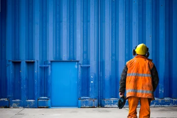 Fotobehang ouvrier chantier industrie travaux hangar tole porte stockage dock construction quai usine métal © shocky