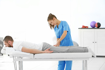 Obraz premium Physiotherapist working with patient in clinic
