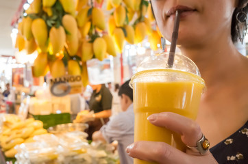 woman hold a mango juice