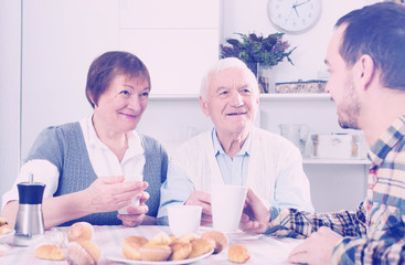 Obraz premium Grandparents and grandson breakfast