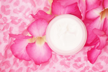 Obraz na płótnie Canvas Face moisturizer cream